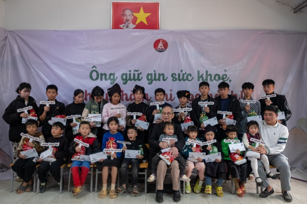 1 năm sau "lời hẹn ước" đặc biệt giữa nh&agrave; gi&aacute;o đầu ti&ecirc;n đạt 1 triệu vote tại WeChoice Awards v&agrave; 22 đứa trẻ L&agrave;ng Nủ