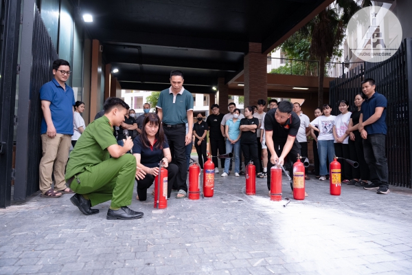 THẦY CÔ MC TỰ TIN XỬ LÝ KHI CÓ CHÁY